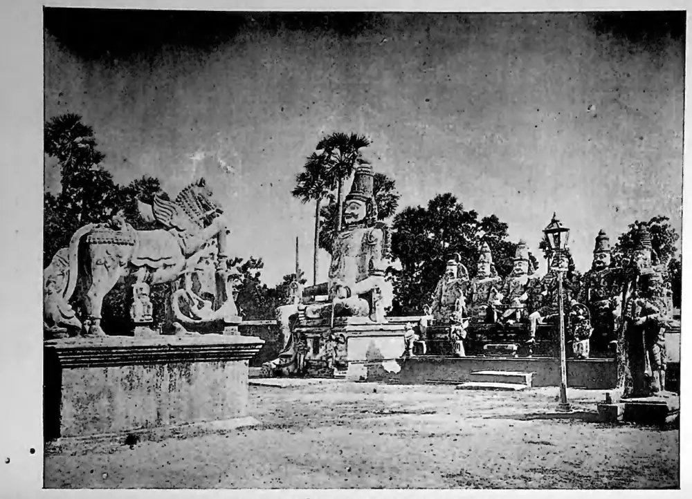 Mannarswāmi in front of shrine