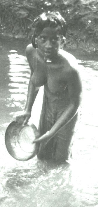 ThiyyaWomanBathing.jpg